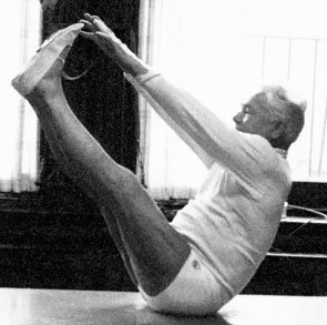 Joseph pilates zeminde esneme hareketi yapıyor